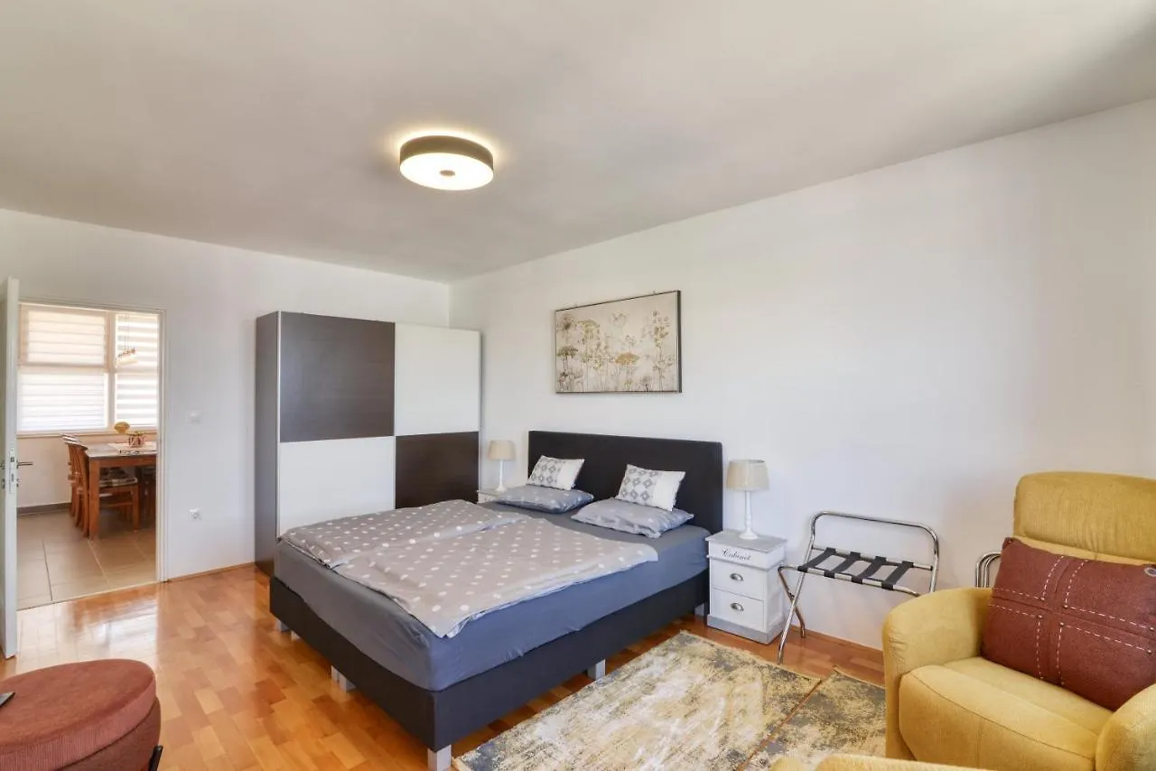 Studio Apartment Harbour Pula Kroatien