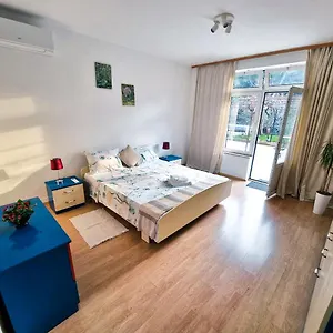 Retreat With Free Parking Apartment